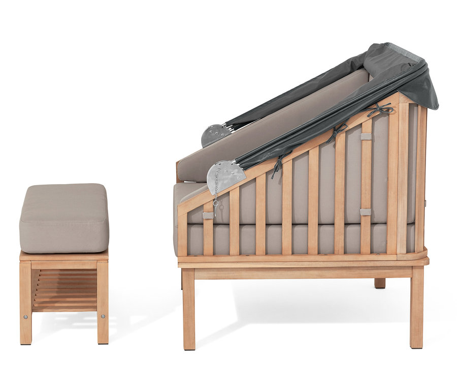 Boční pohled na prémiový plážový koš se stříškou proti slunci a podnožkou.