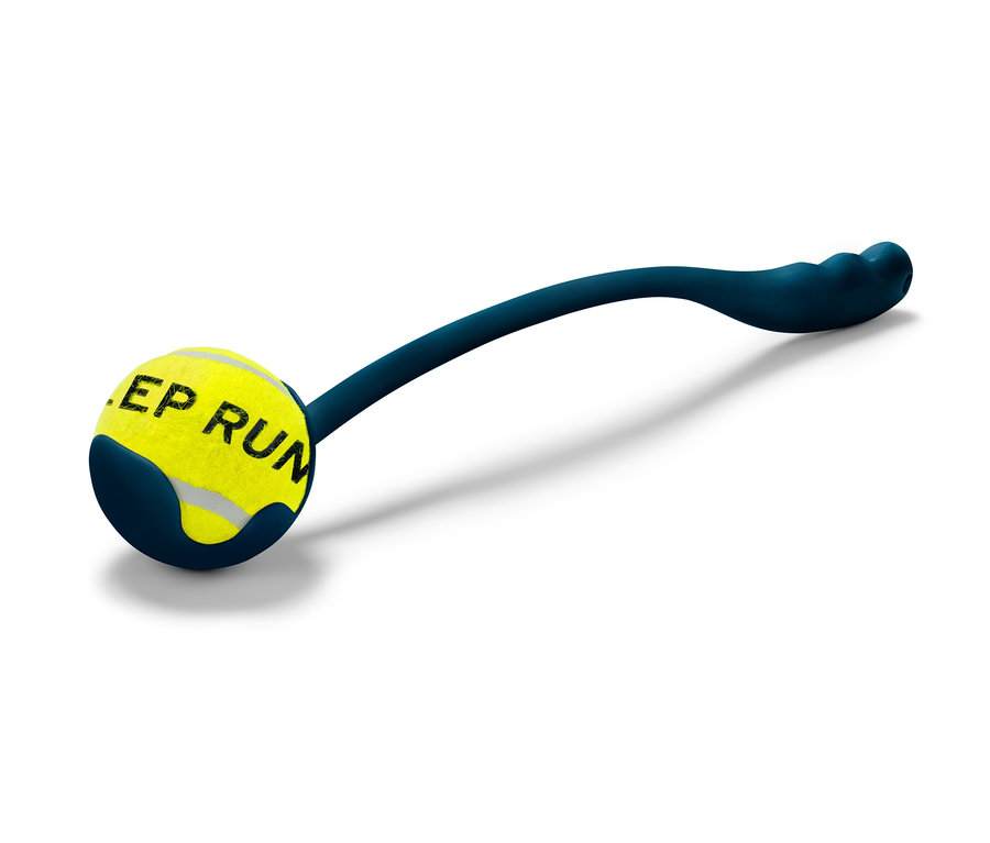 Vrhač míčků s žlutým tenisovým míčkem a modrou rukojetí.