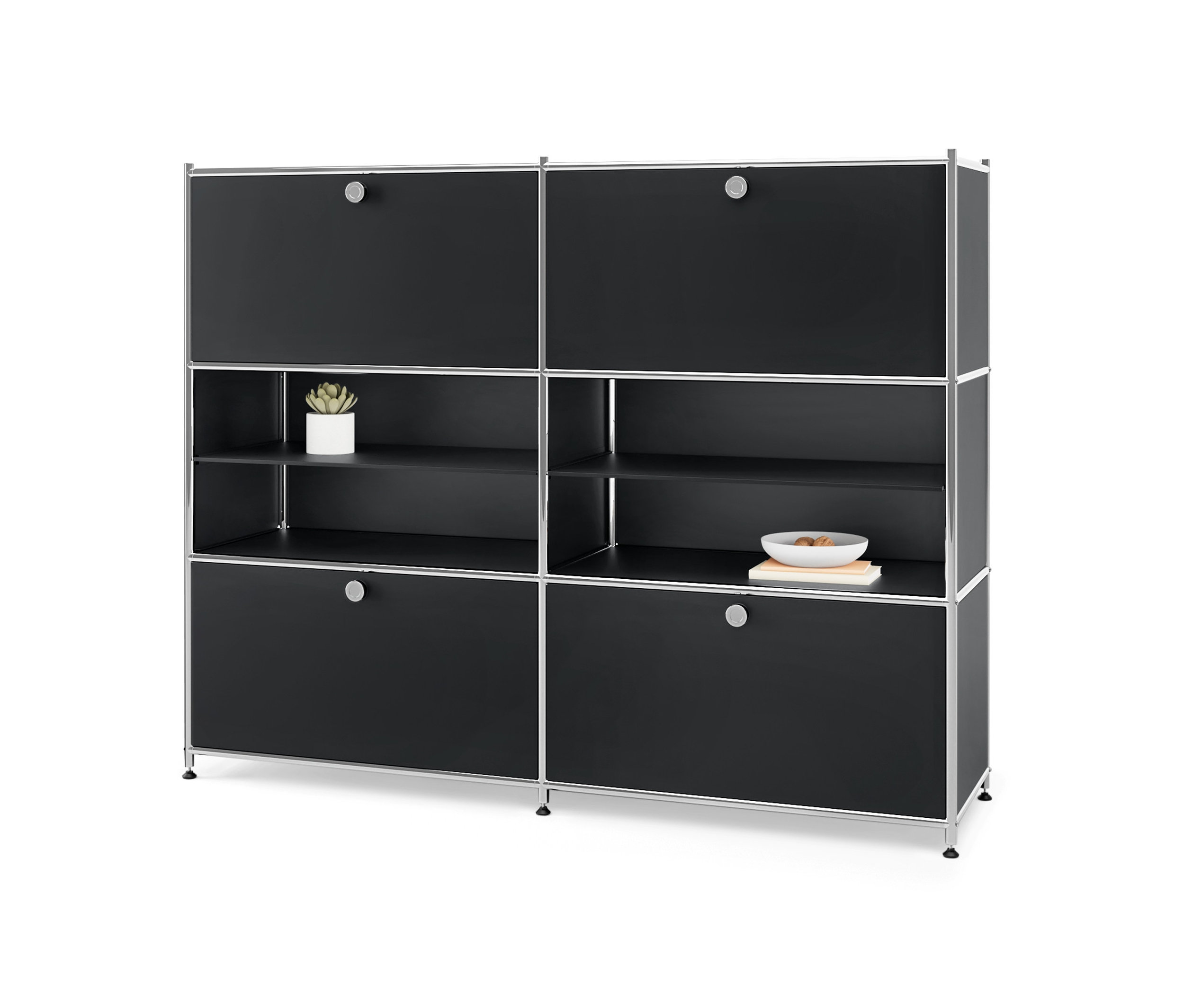 Černá kovová komoda »CN3« se 4 výklopnými dvířky, se dvěma otevřenými policemi, na kterých je rostlina a miska.