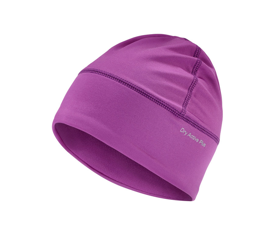 Detailní záběr funkční termo čepice bobulové barvy.