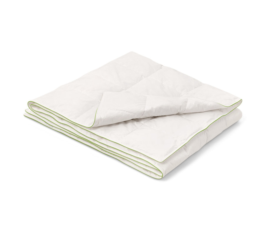 Skládaná bílá letní prachová přikrývka irisette® greenline standardní velikosti s lehkým zeleným lemem.