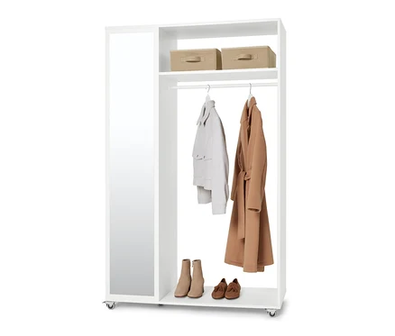 Mobilní šatní skříň se zrcadlem, s kabáty, botami a úložnými boxy.