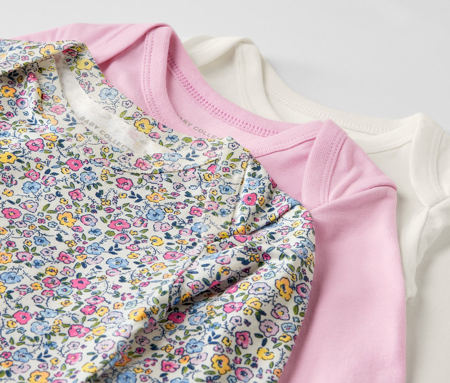 Tři body pro miminka Rostoucí body pro miminka, 3 ks, růžová, leží na sobě.