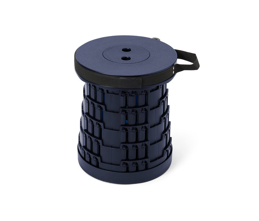 Tmavě modrá teleskopická kempingová stolička na bílém pozadí.