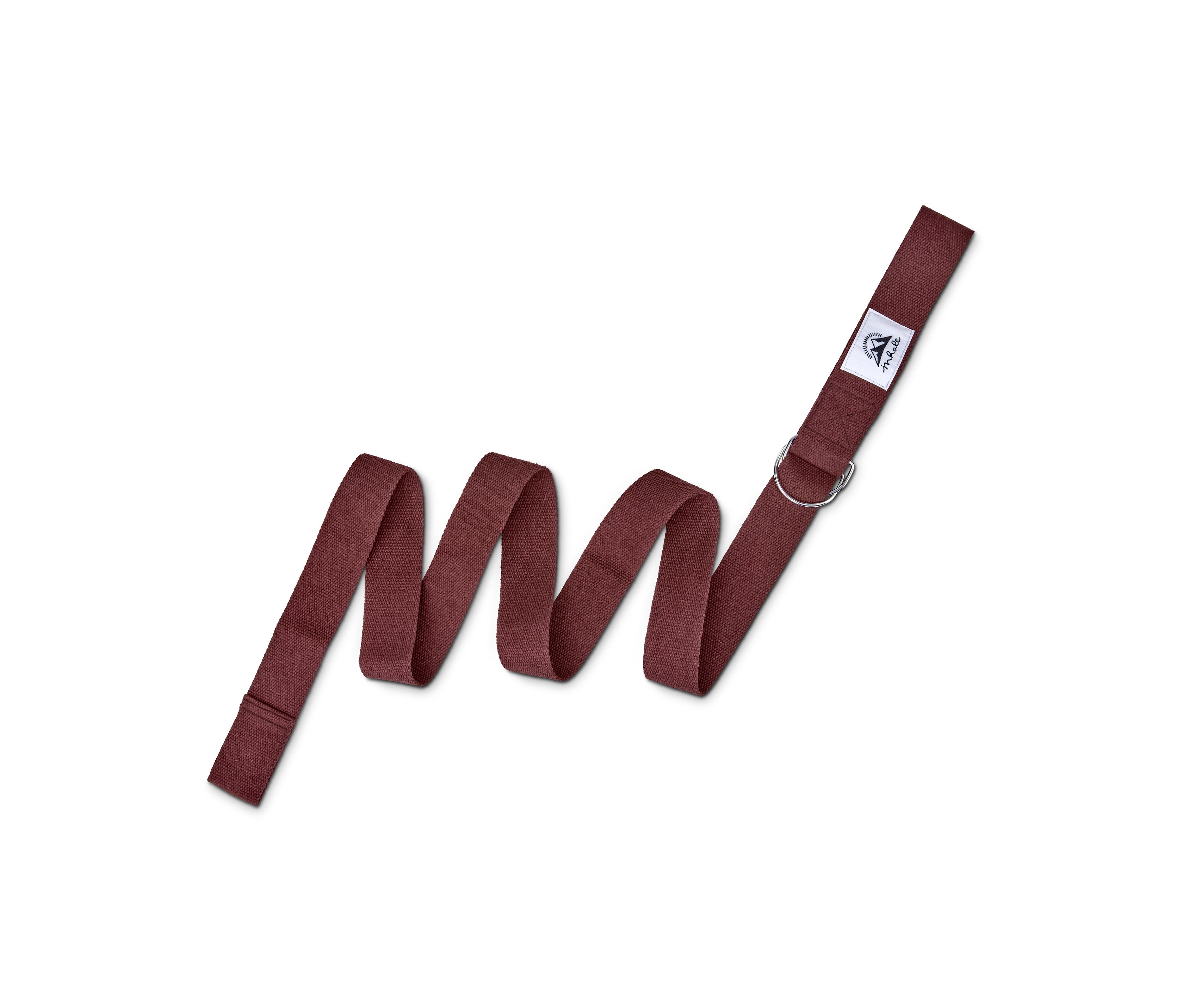 Vínový popruh na jógu 2 v 1 stočený na bílém pozadí.