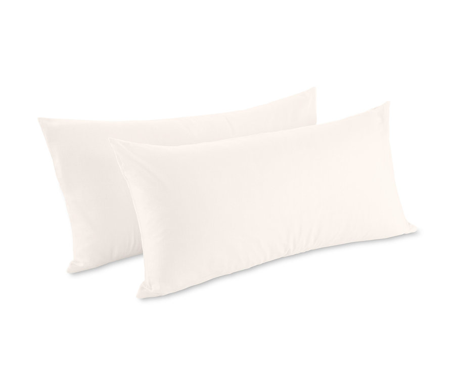 Dva bílé polštáře leží na sobě.