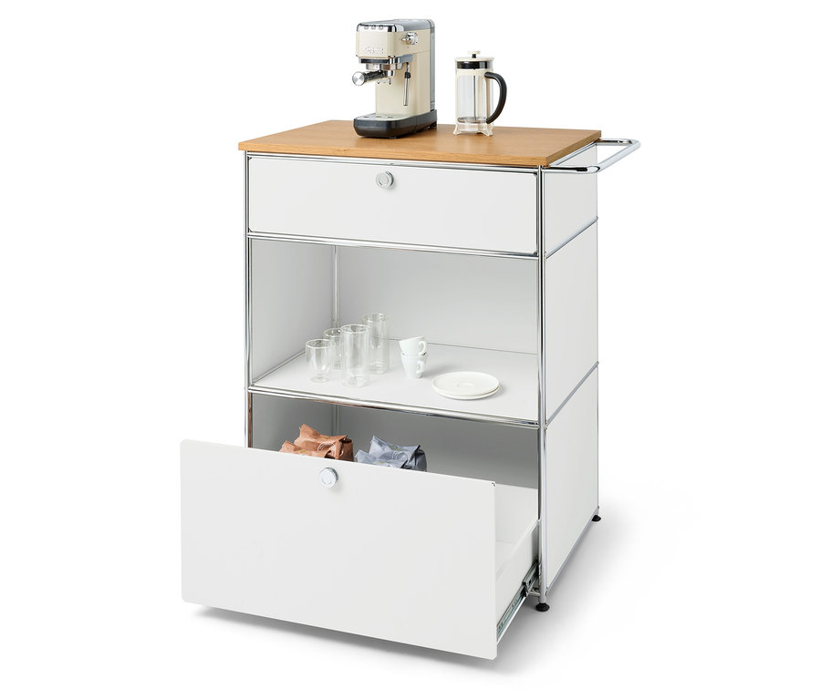 Espressovač a french press na horní části bílého vozíku s otevřenou spodní zásuvkou.