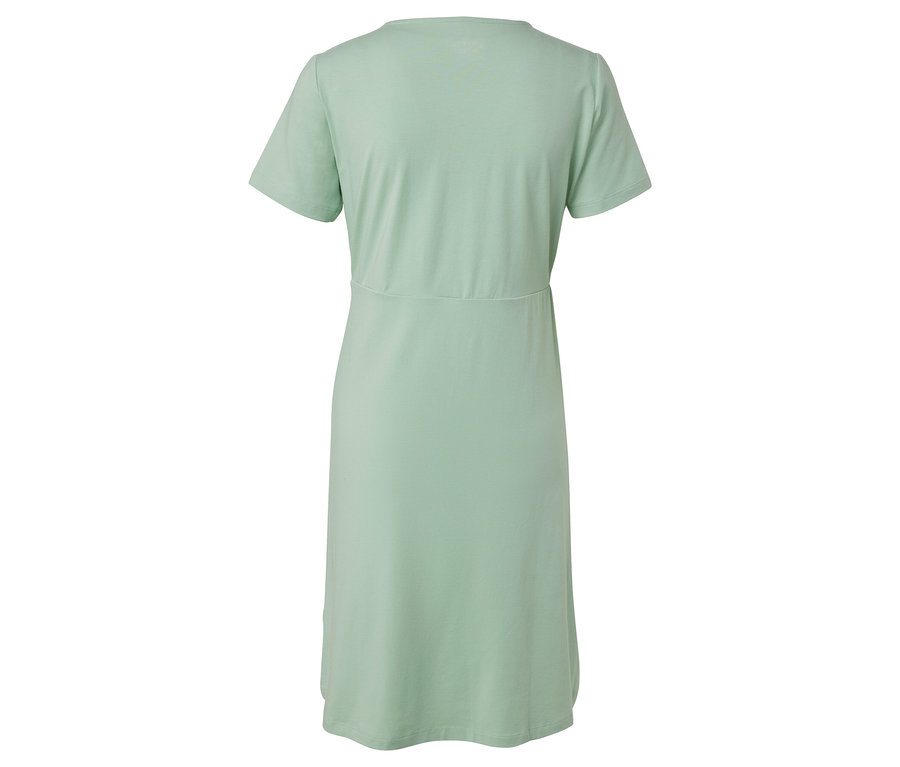 Zadní pohled na světle zelenou noční košili.