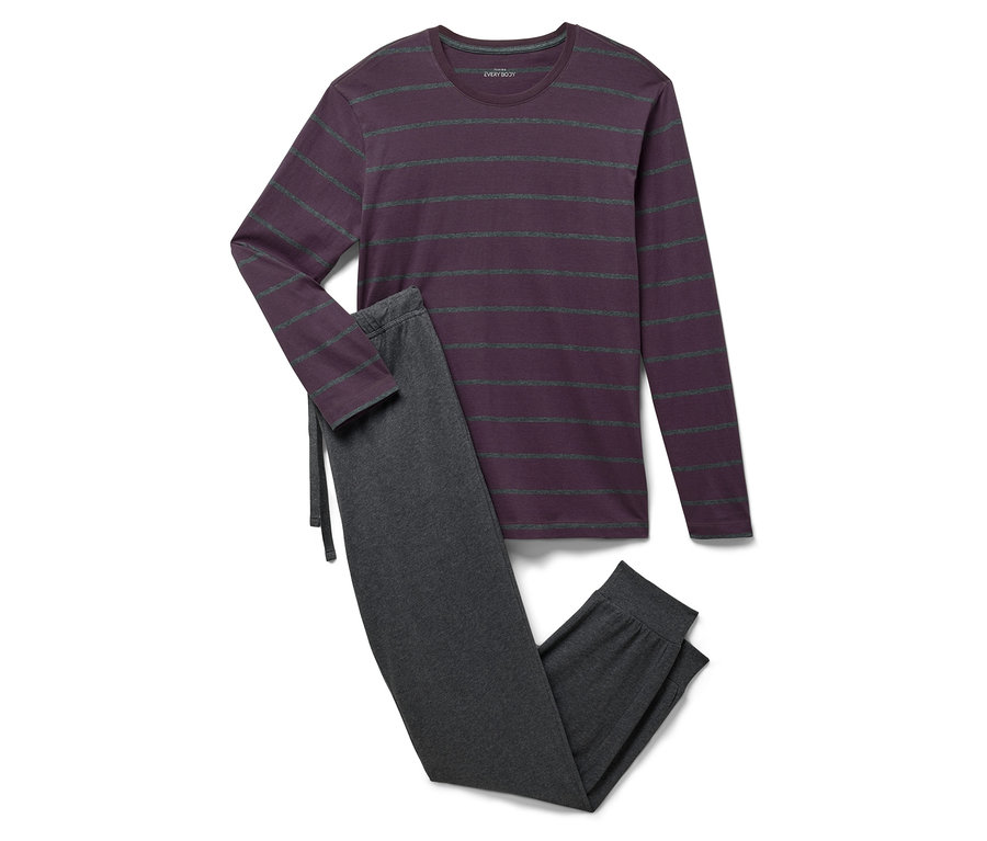 Fialové pruhované pyžamo s dlouhým rukávem a šedé pyžamové kalhoty leží na bílém pozadí.