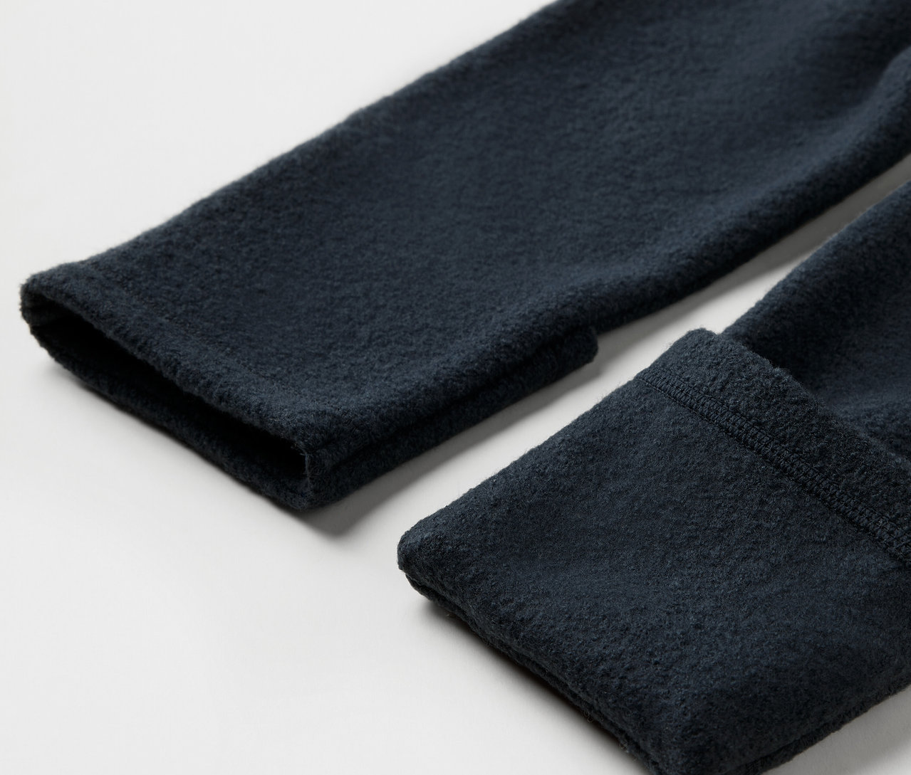 Detail rukávu dětské kombinézy z merino vlny.