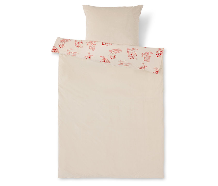 Béžové povlečení s červenými kreslenými motivy.
