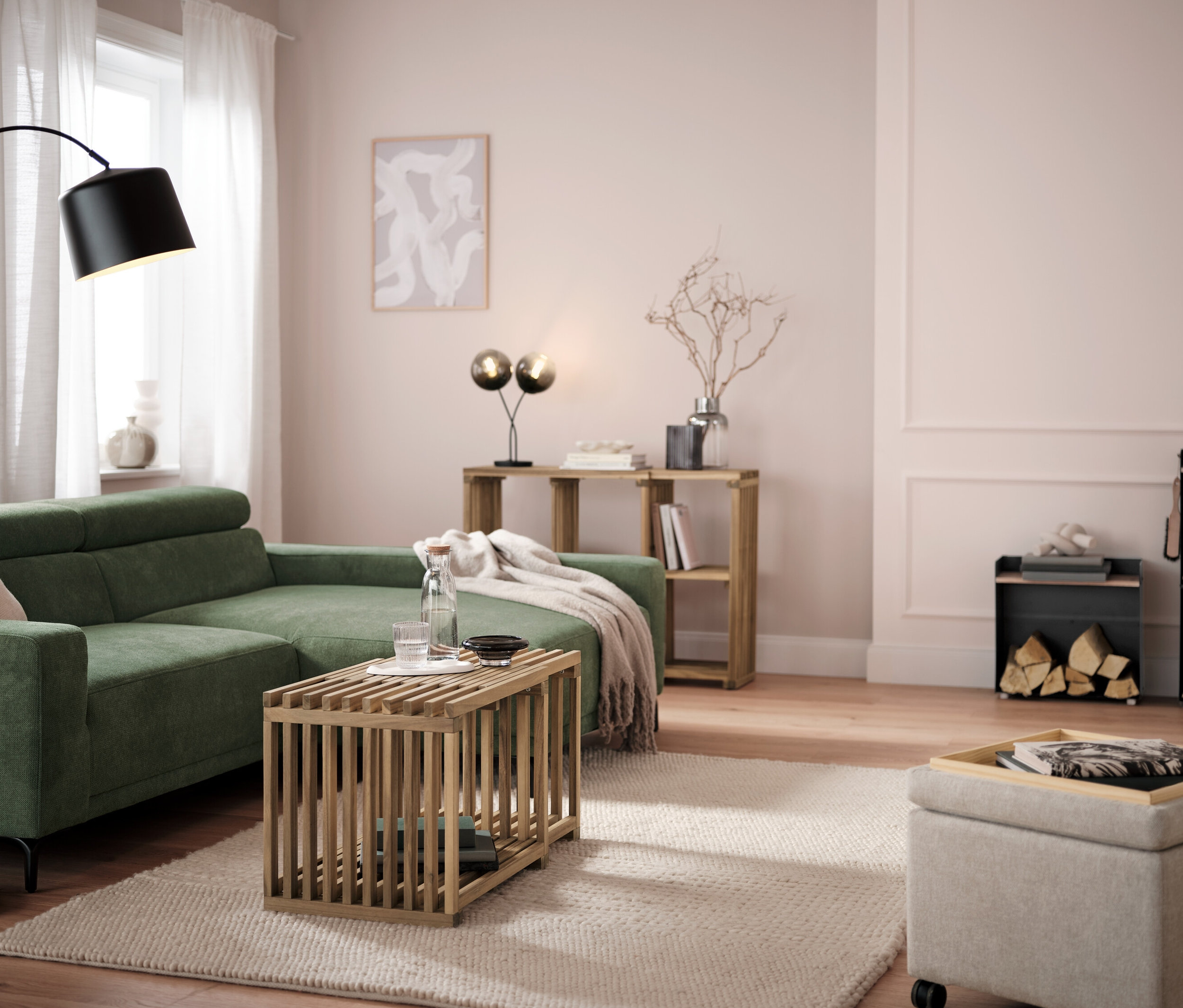 Obývací pokoj s pohovkou, konferenčním stolkem a vysokým regálem na krbové dříví s úložným prostorem.