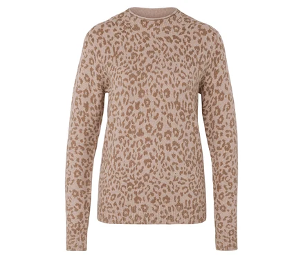 Světle hnědý svetr s leopardím vzorem.