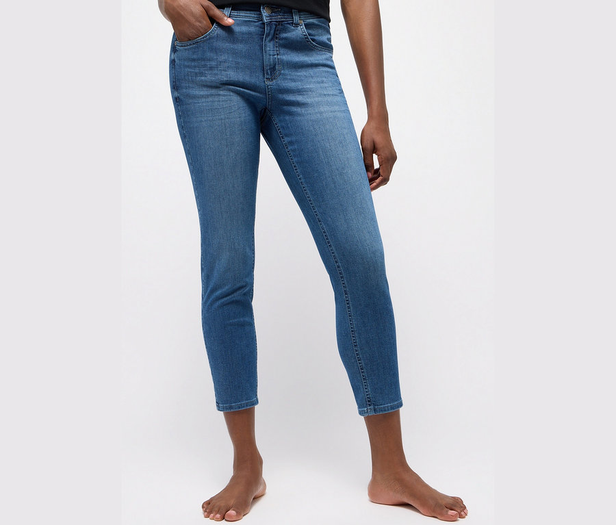 Noha a noha osoby nosí džíny Angels »Ornella« slim fit 7/8, mid blue.