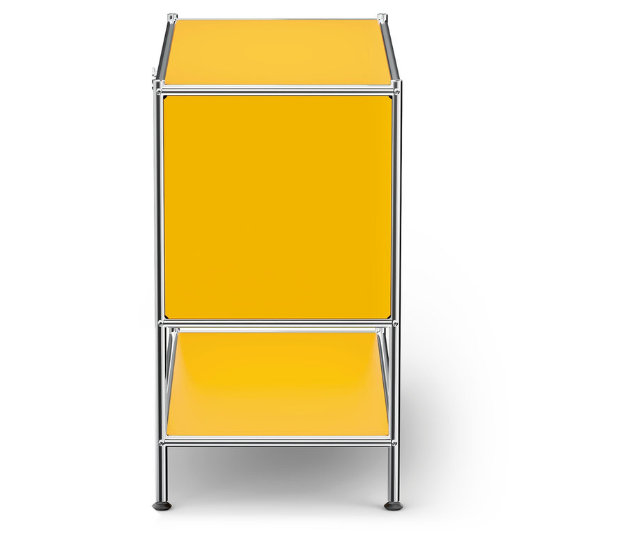 Žlutá police s chromovaným rámem.