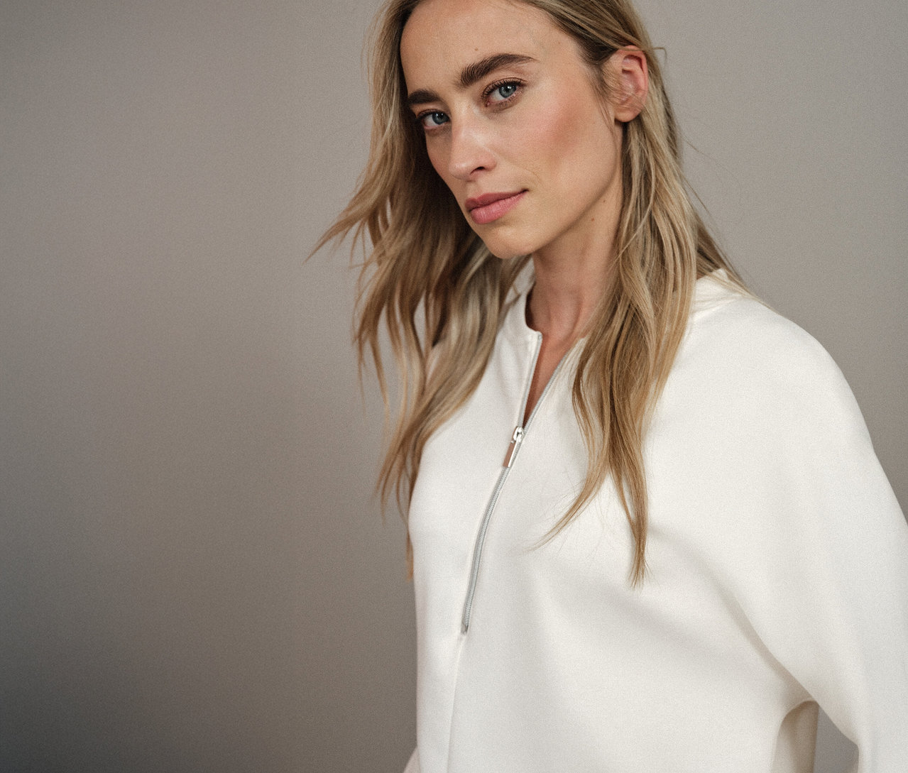 Žena má na sobě triko z modalové směsi Street One.