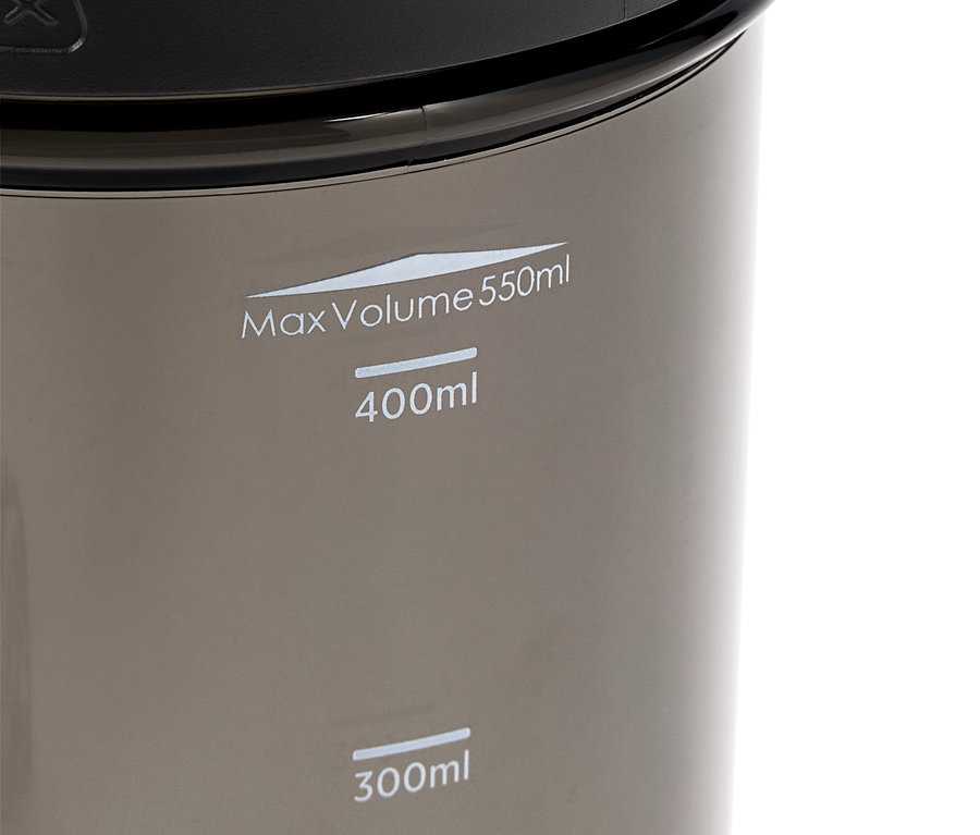 Detail šedé nádoby s černým víkem a bílými značkami objemu 300 ml, 400 ml a maximálního objemu 550 ml.