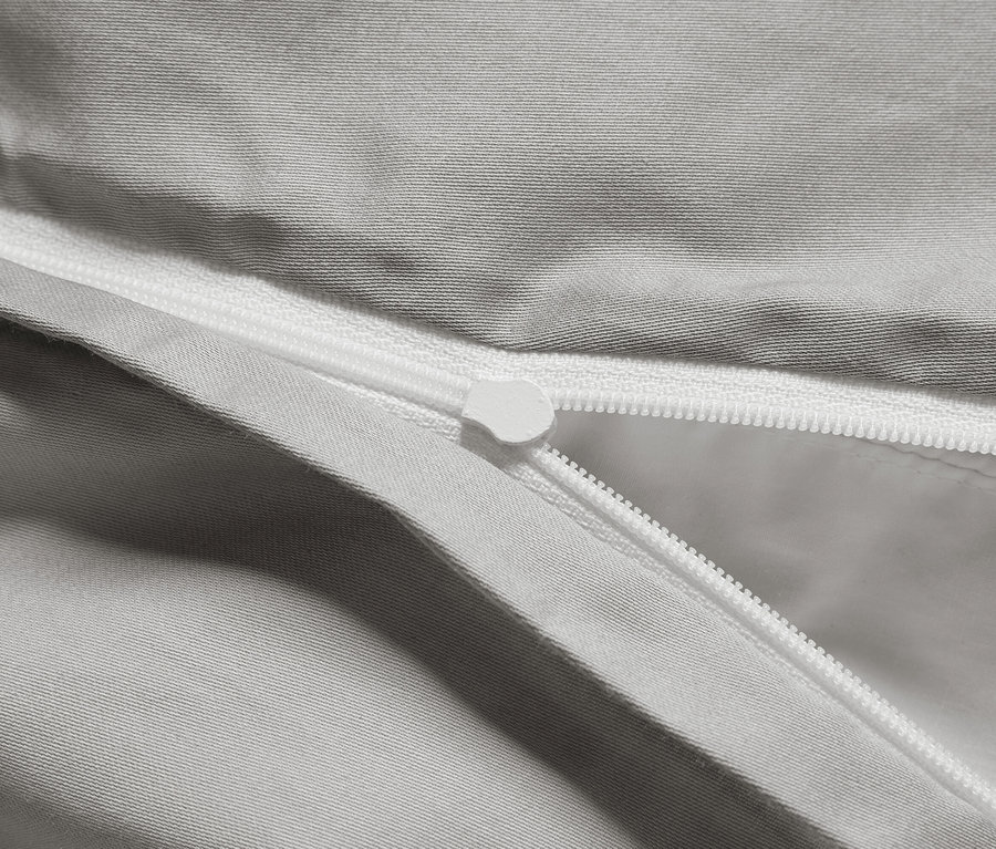 Detail šedého povlečení se zipem.