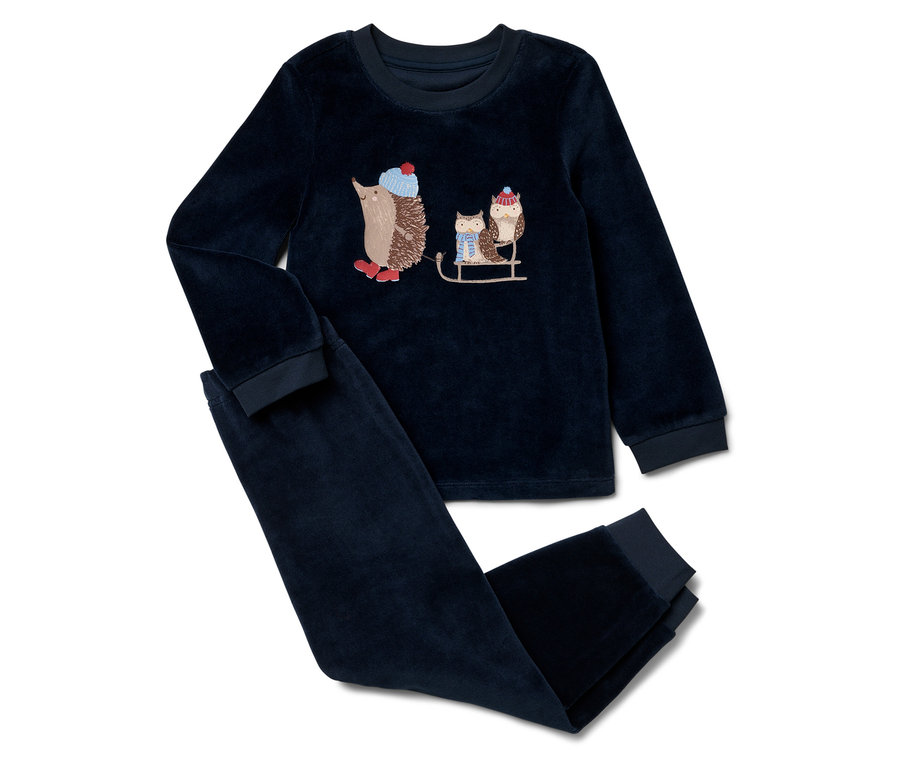 Modré sametové pyžamo s ježkem táhnoucím sáně se sovou.