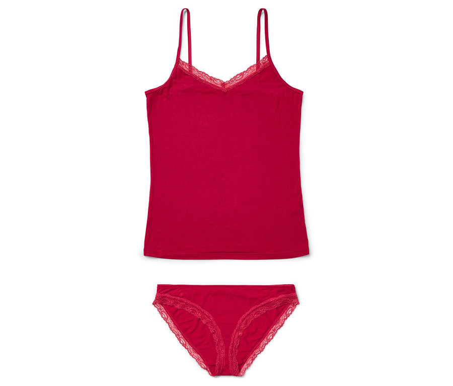 Červený top s tenkými ramínky a krajkou na výstřihu leží nad odpovídajícími červenými kalhotkami s krajkou.