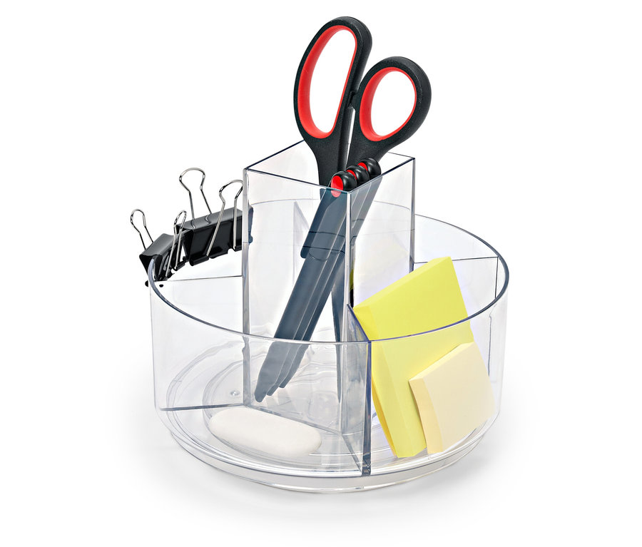 Průhledný otočný organizér na stůl s nůžkami, perem, sponkami, bločky a gumou.