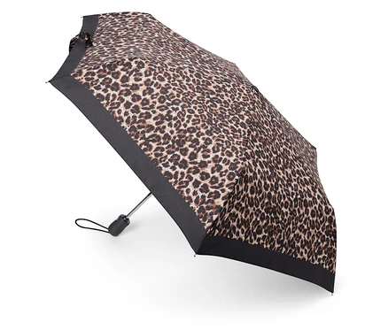 Otevřený deštník s leopardím vzorem a černým okrajem.