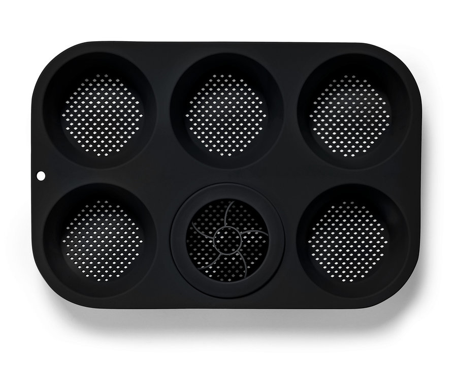 Černá silikonová forma na pečení se šesti kruhovými prohlubněmi, z nichž jedna má uprostřed ventilátor.