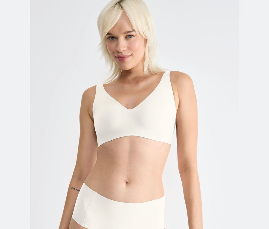 Blondýna v měkké podprsence sloggi ZERO Feel 2.0 Soft Bra, silk white.