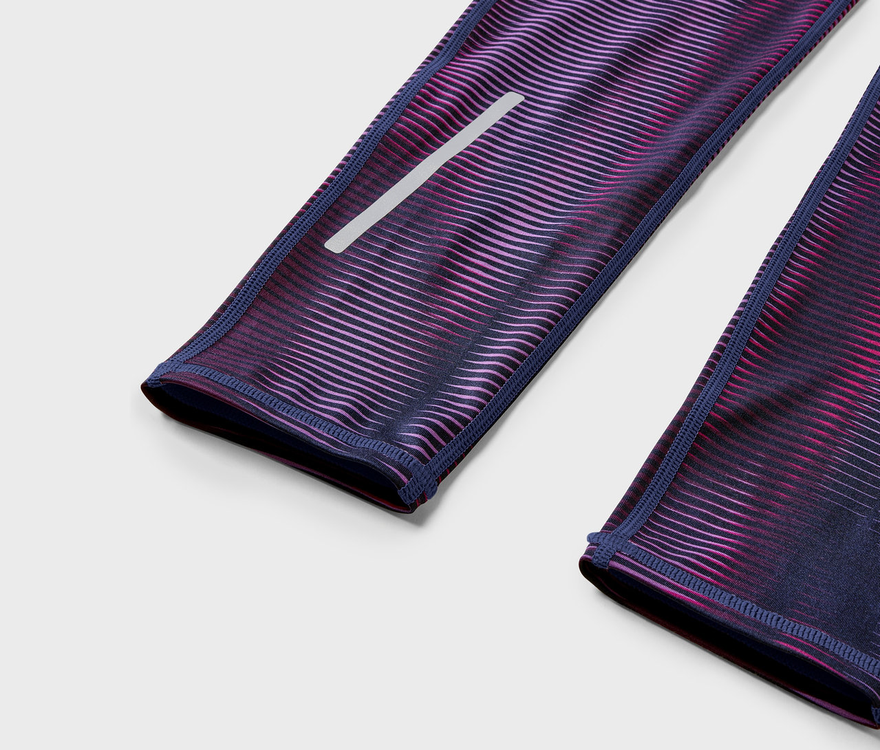 Detail fialovo-růžových legín s reflexním prvkem.