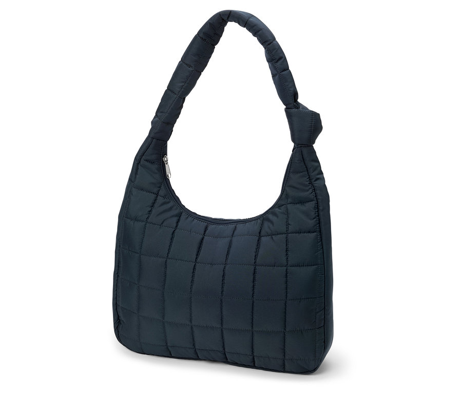 Tmavě modrá prošívaná kabelka s jedním popruhem na bílém pozadí.