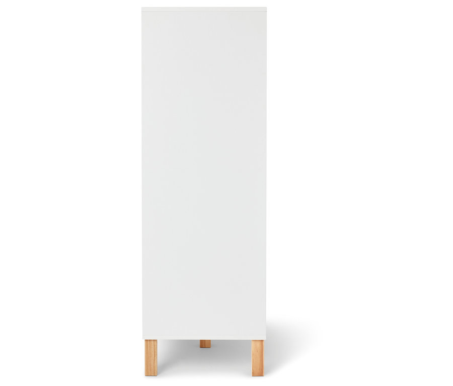 Bílá skříňka se světlým dřevěným podstavcem na bílém pozadí.