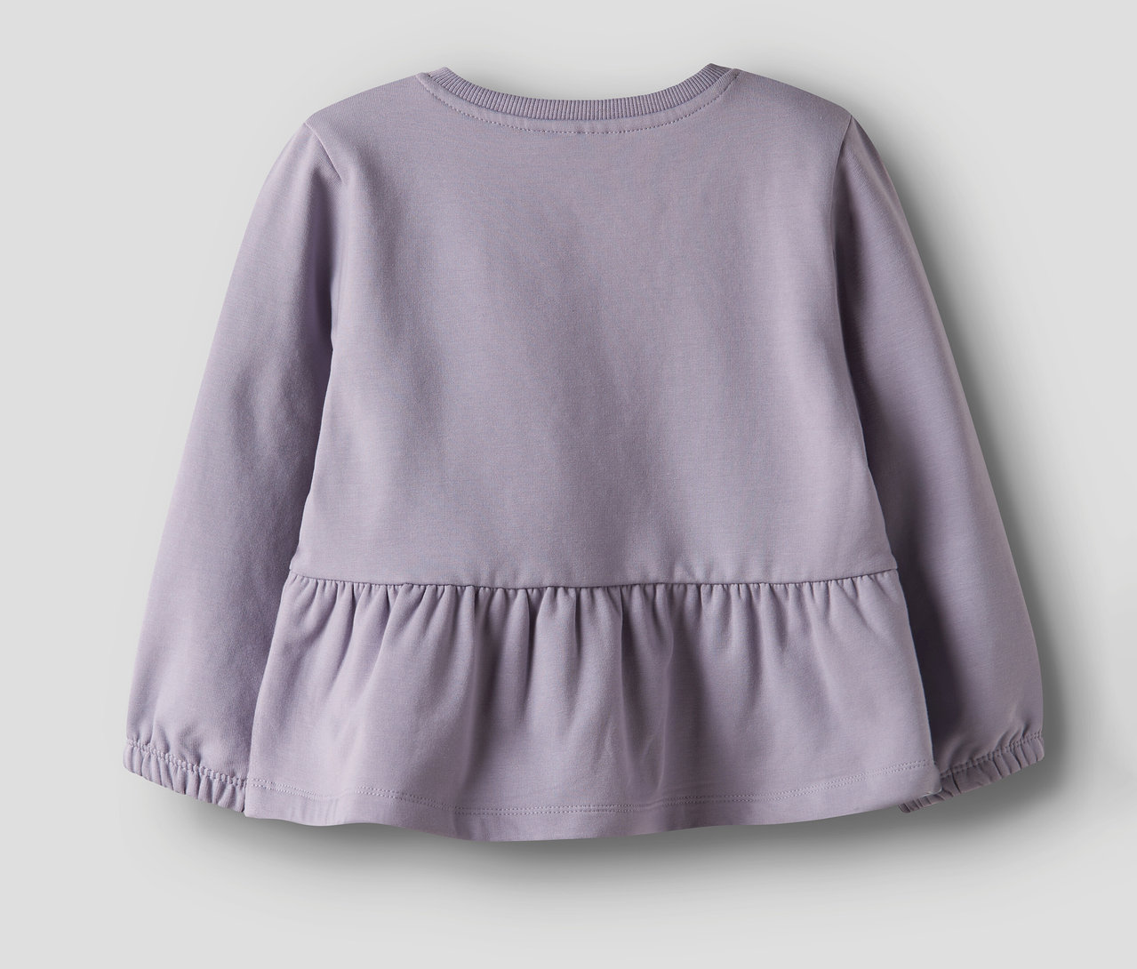 Zadní pohled na lila dětskou mikinu NAME IT s dlouhými rukávy a volánovým lemem.