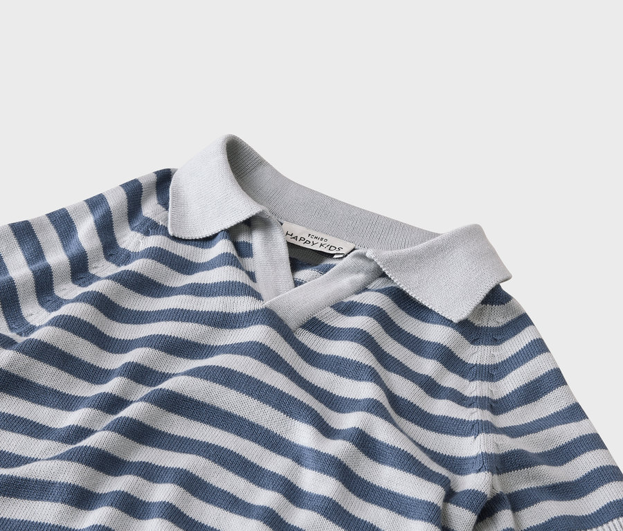 Detailní záběr na pruhované polotriko v šedé a modré barvě.