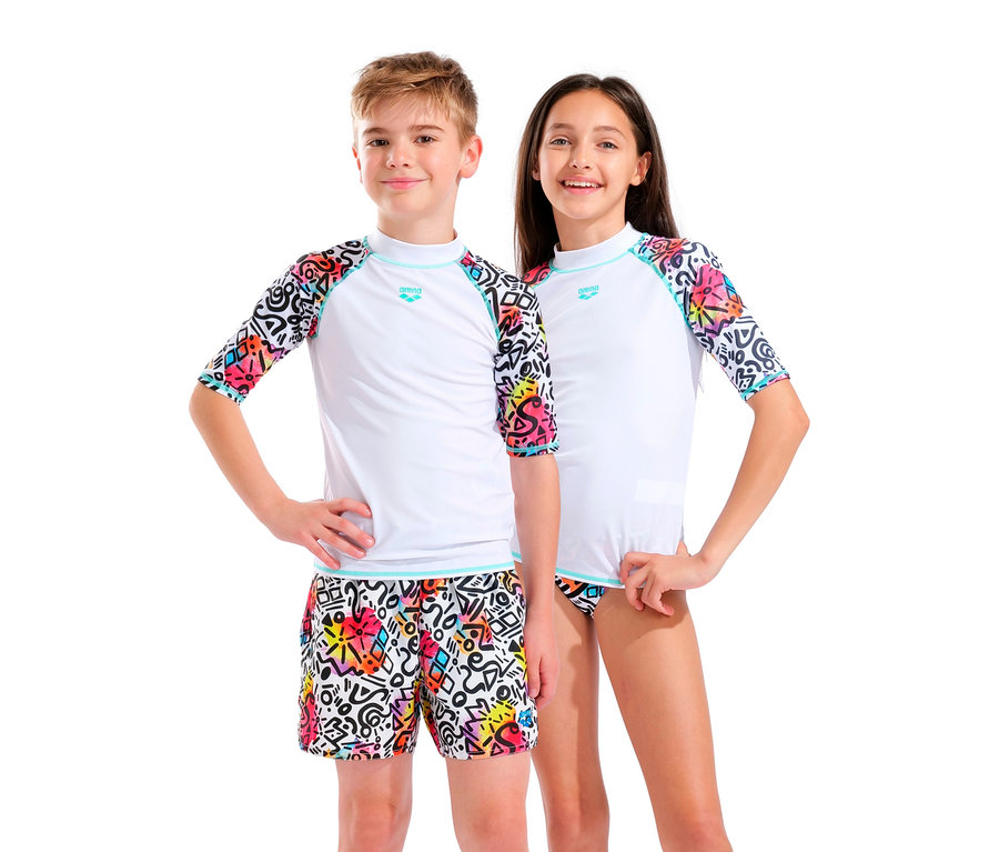 Chlapec a dívka stojí vedle sebe a mají na sobě ladící plavky s barevnými vzory.