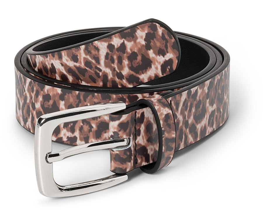 Srolovaný pásek s leopardím vzorem a stříbrnou sponou leží na bílém pozadí.