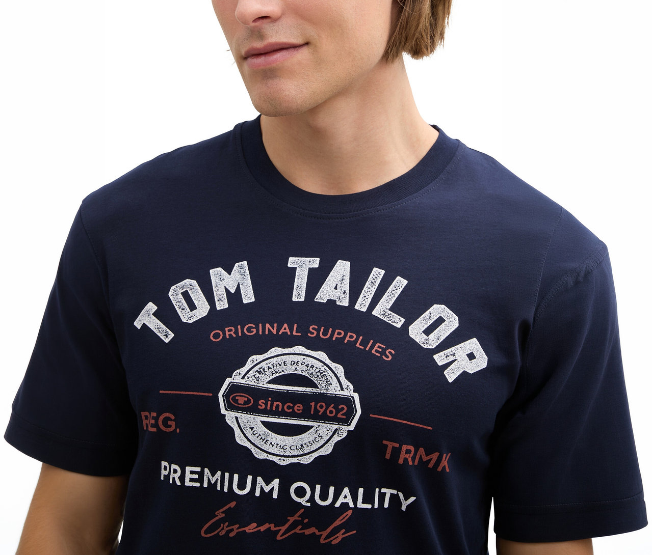 Muž má na sobě tričko s logem Tom Tailor, Sky Captain Blue.