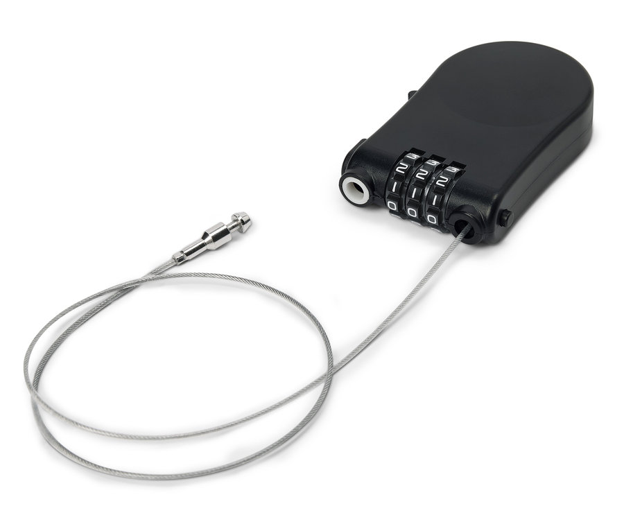 Černý číselný zámek s ocelovým lankem leží na bílém pozadí.