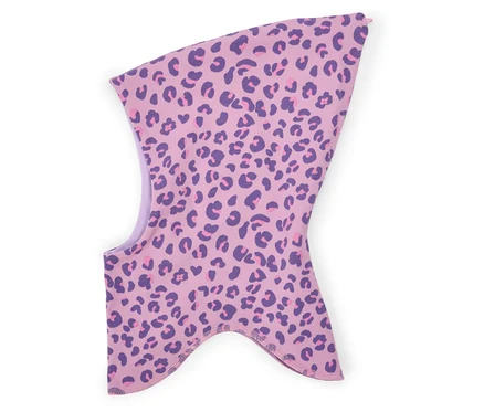 Růžová kukla s fialovým leopardím vzorem na bílém pozadí.