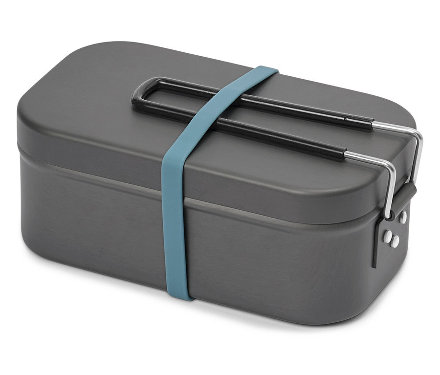 Šedá krabička na oběd s modrou gumou na bílém pozadí.