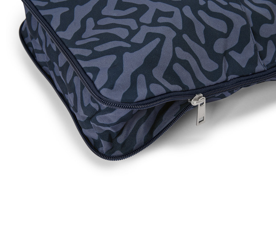 Detailní pohled na tašku na zip s modrým vzorem.