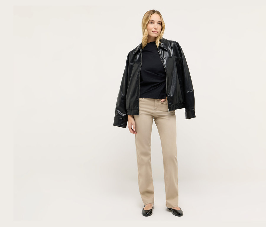 Blondýna stojí a má na sobě černou bundu a džíny Angels »Lara« straight fit.