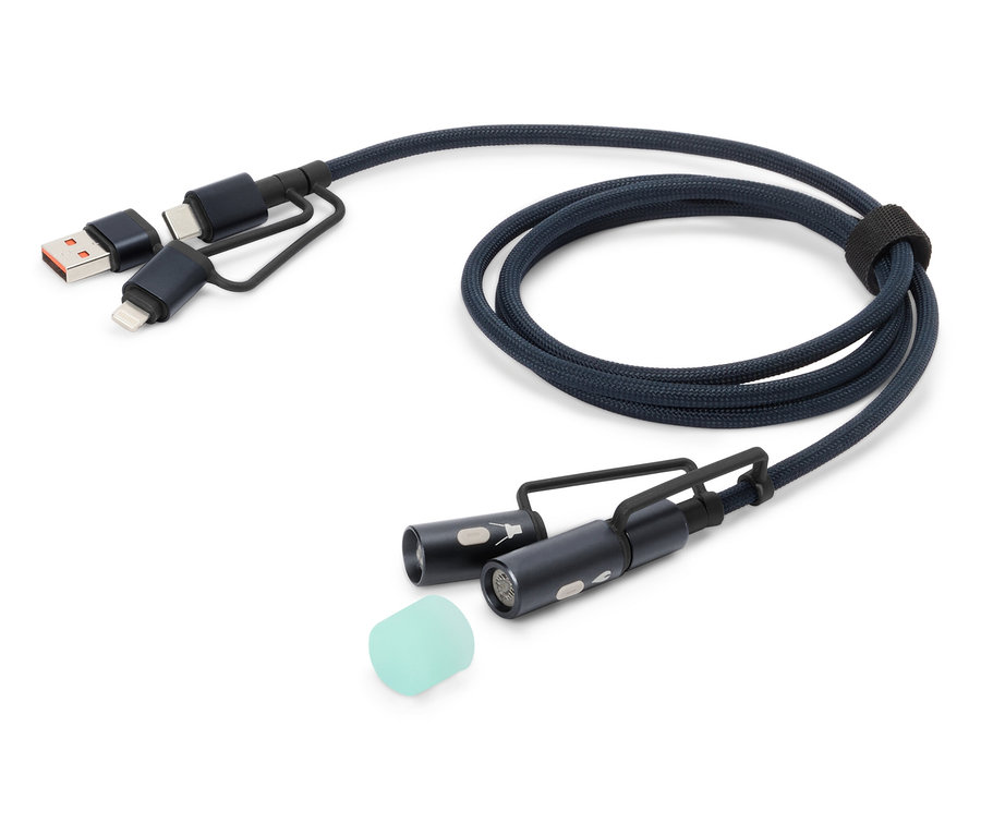 Modrý nabíjecí kabel s konektory USB, USB-C a Lightning, dvěma malými LED světly a silikonovým nástavcem leží na bílém pozadí.