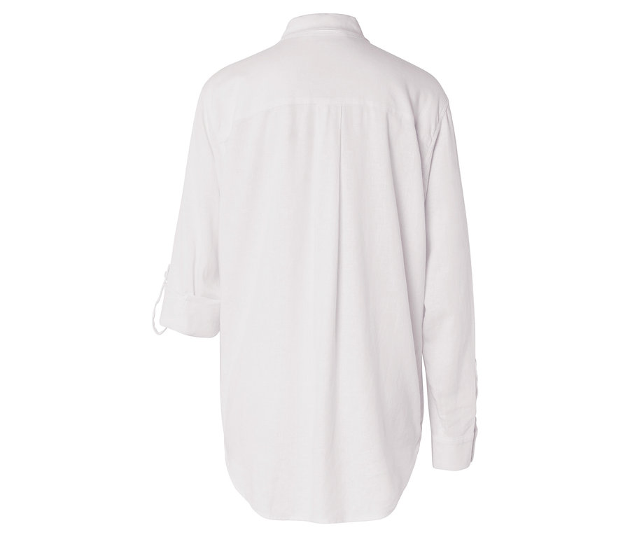 Pohled zezadu na bílou košili s dlouhým rukávem a límcem.