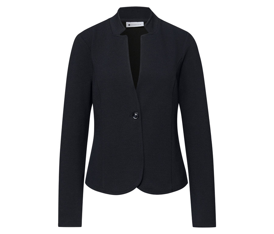 Detailní záběr na tmavě modrý žerzejový blejzr Street One se zapínáním na knoflík.