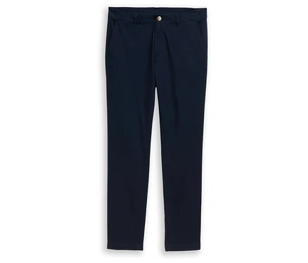 Tmavě modré chino kalhoty, položené naplocho, se zapínáním na knoflík a zip a bočními kapsami.