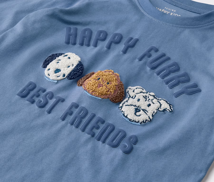 Modré tričko s dlouhým rukávem s nápisem „Happy Furry Best Friends“ a třemi vyšívanými obrázky psů.