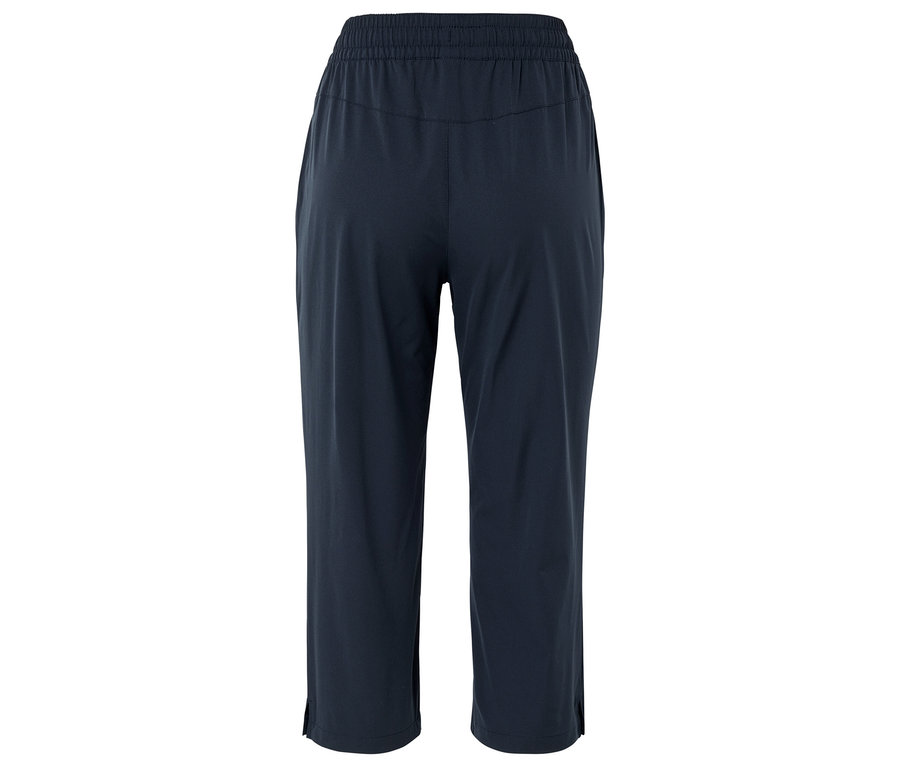 Tmavě modré volné kalhoty s gumou a bočními rozparky, focené zezadu.