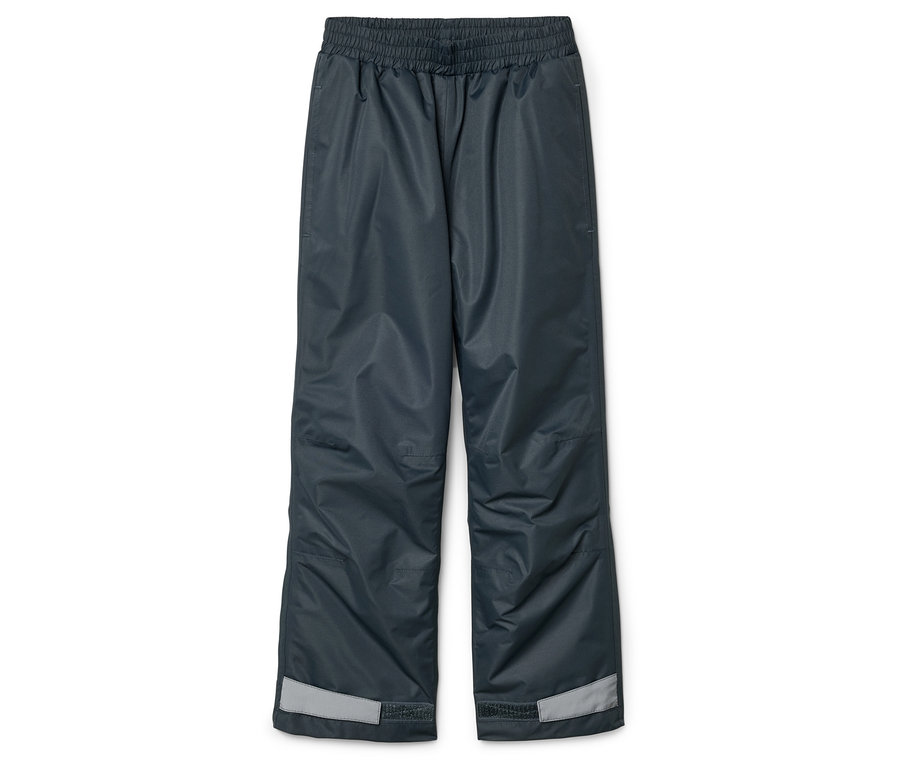 Šedé nepromokavé kalhoty s gumou v pase a odrazkami na koncích nohavic leží na bílém pozadí.