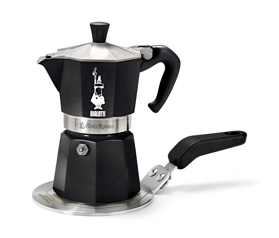 Černá kávovara Bialetti Moka Express stojí na stříbrné varné desce.