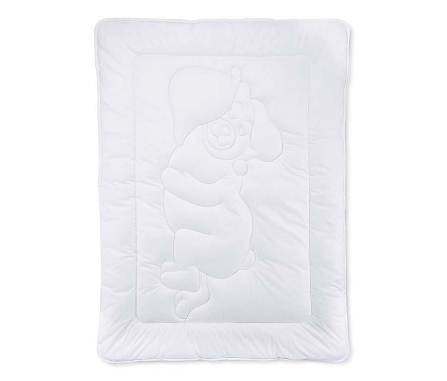 Bílá dětská prošívaná přikrývka a polštář s reliéfem medvídka.